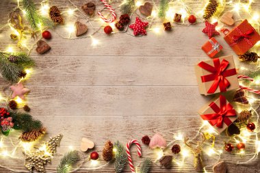 Noel ışıkları ormanlık arka plan üzerinde