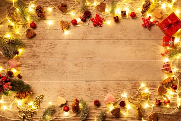 Weihnachtsbeleuchtung auf bewaldetem Hintergrund — Stockfoto