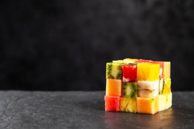 Beyaz arka plan üzerinde meyve küp