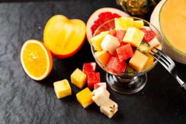 Beyaz arka plan üzerinde meyve küp