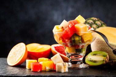 Beyaz arka plan üzerinde meyve küp