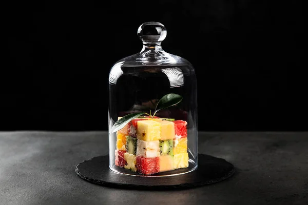 Cubo de fruta sobre fondo blanco —  Fotos de Stock