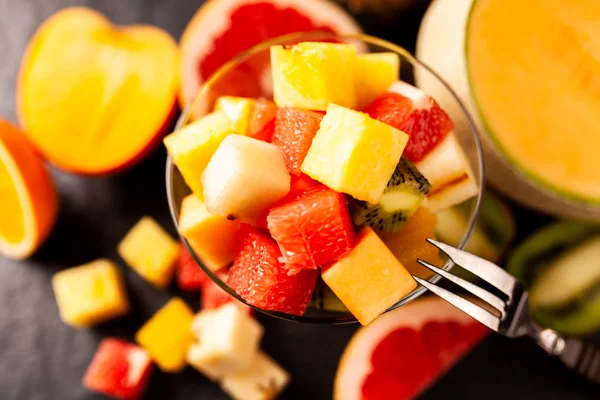 Cubo de frutas no fundo branco — Fotografia de Stock