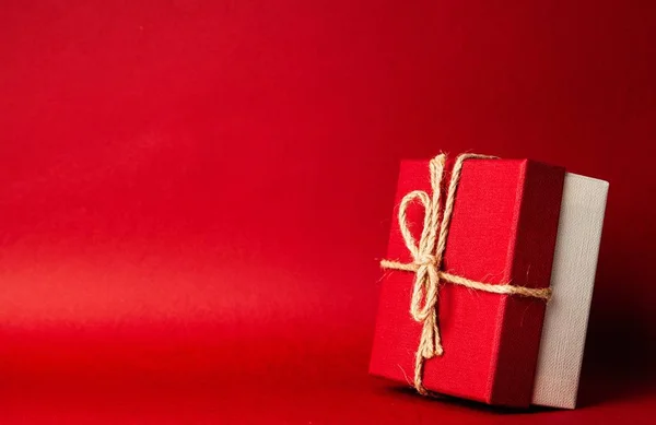 Cajas de regalo sobre fondo rojo —  Fotos de Stock
