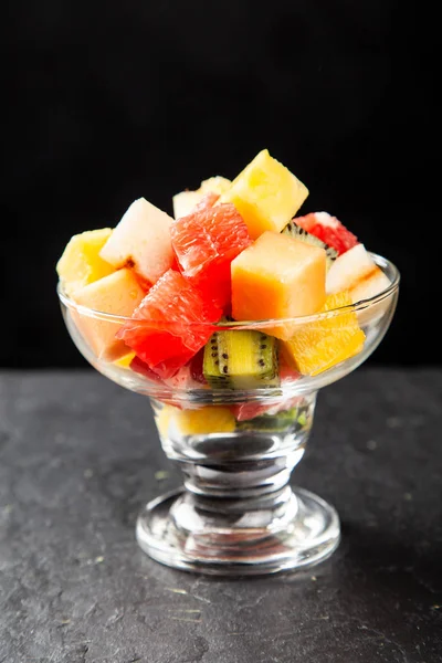Cubo de frutas no fundo branco — Fotografia de Stock