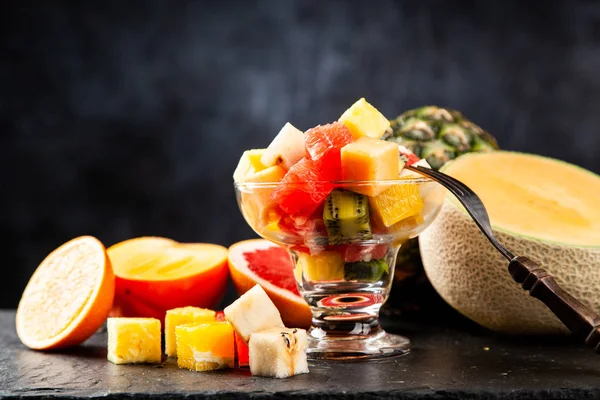 Cubo de frutas no fundo branco — Fotografia de Stock