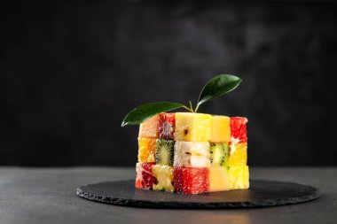 Beyaz arka plan üzerinde meyve küp