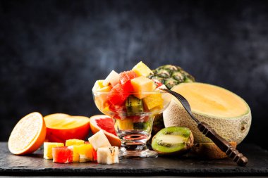 Beyaz arka plan üzerinde meyve küp