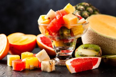 Beyaz arka plan üzerinde meyve küp