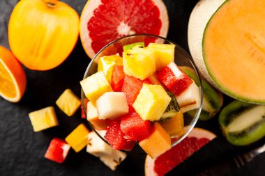 Beyaz arka plan üzerinde meyve küp