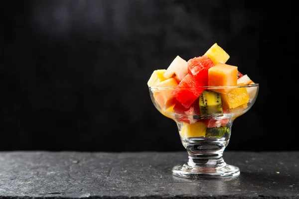 Cubo de fruta sobre fondo blanco —  Fotos de Stock