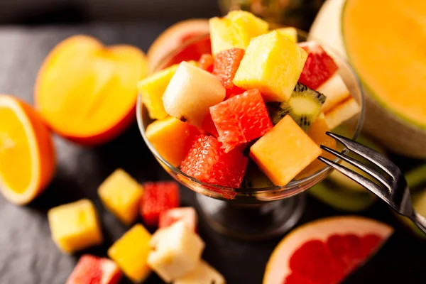 Beyaz arka plan üzerinde meyve küp