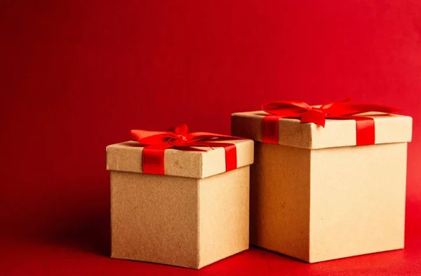 Подарочные коробки на красный фон — стоковое фото