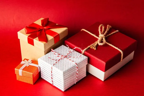 Cajas de regalo sobre fondo rojo — Foto de Stock