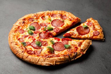 Salam ve chorizo Tepesi Pizza