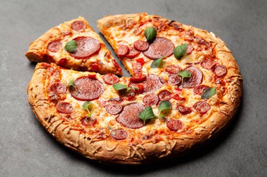 Salam ve sosisli pizza