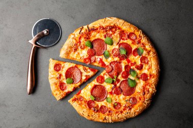 Salam ve sosisli pizza