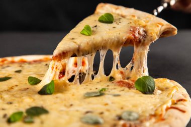 Salam ve sosisli pizza