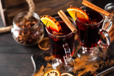 baharat ve turuncu mulled şarap