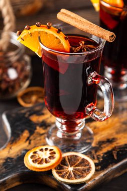 baharat ve turuncu mulled şarap