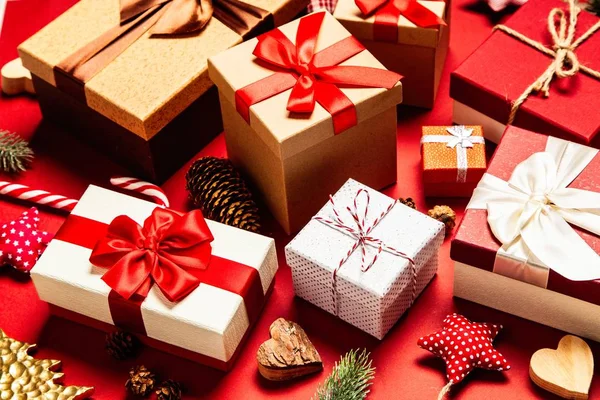 Geschenkboxen auf rotem Hintergrund — Stockfoto