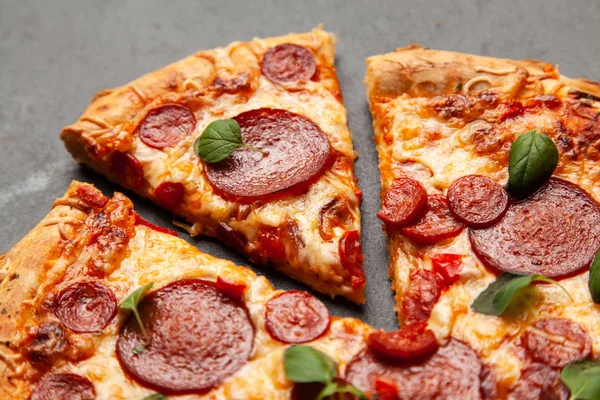 Pizza con salami y chorizo — Foto de Stock