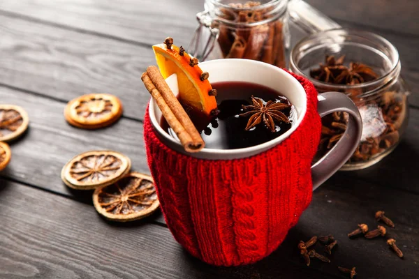 Vino caliente con especias y naranja —  Fotos de Stock