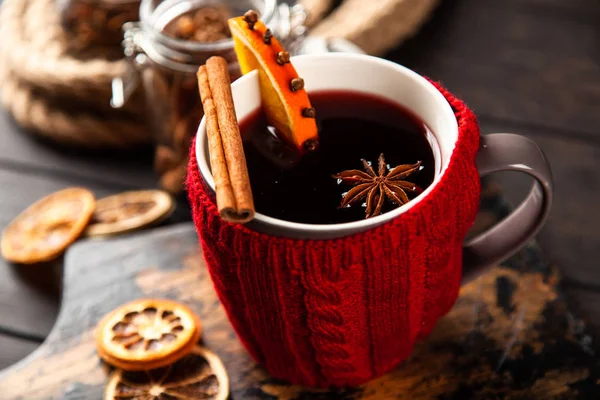 Vino caliente con especias y naranja —  Fotos de Stock