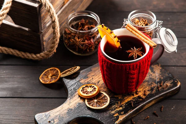 Vinho amassado com especiarias e laranja — Fotografia de Stock