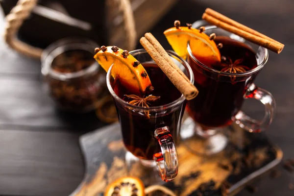 Glühwein mit Gewürz und Orange — Stockfoto