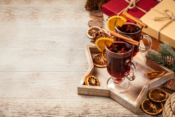 Karácsonyi ajándékokat, és a forralt bor — Stock Fotó