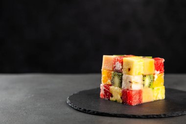 Beyaz arka plan üzerinde meyve küp