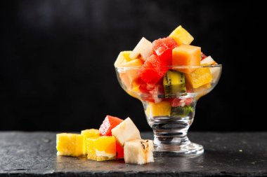 Beyaz arka plan üzerinde meyve küp