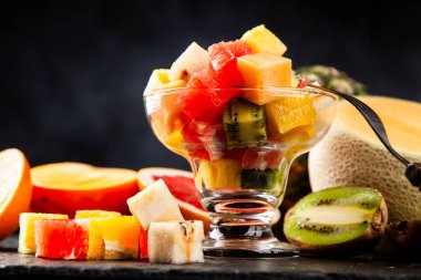 Beyaz arka plan üzerinde meyve küp