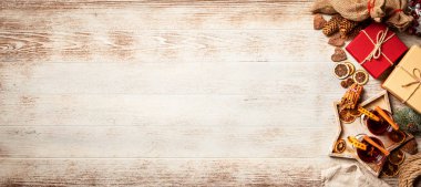 Noel hediyeleri ve mulled şarap