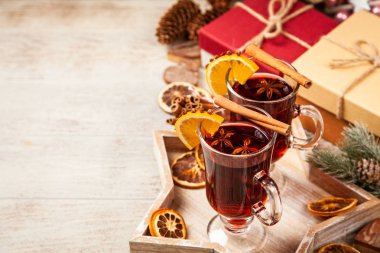 Noel hediyeleri ve mulled şarap