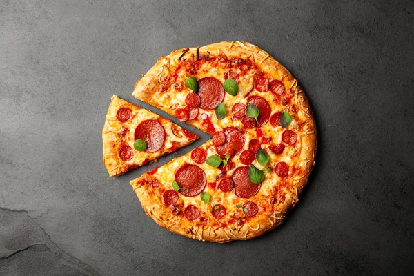 Pizza, szalámi és a kolbász — Stock Fotó