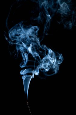 Siyah arkaplanda beyaz duman