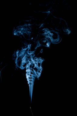 Siyah arkaplanda beyaz duman