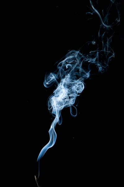 黒い背景に白い煙が渦巻き — ストック写真