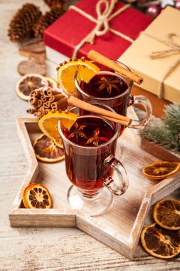 Noel hediyeleri ve mulled şarap