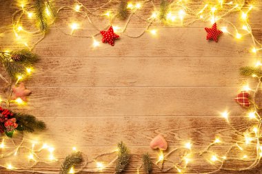 Noel ışıkları ormanlık arka plan üzerinde