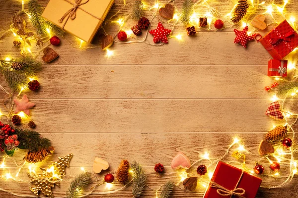 Lampu Natal Bersinar Pada Latar Belakang Kayu — Stok Foto