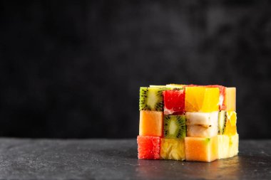 Beyaz arka plan üzerinde meyve küp