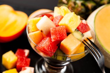 Beyaz arka plan üzerinde meyve küp