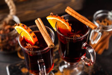 baharat ve turuncu mulled şarap