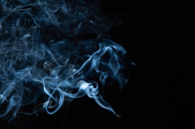 Siyah arkaplanda beyaz duman