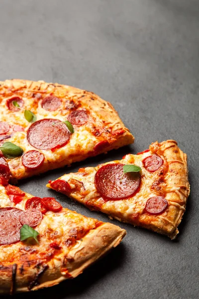 Pizza au salami et chorizo — Photo