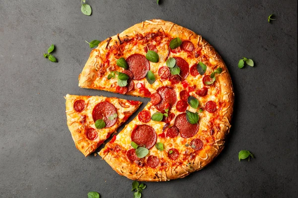 Pizza mit Salami und Chorizo — Stockfoto
