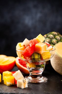 Beyaz arka plan üzerinde meyve küp